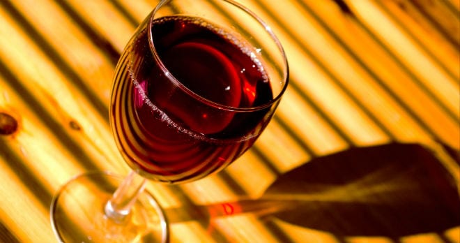 Tomar vino de forma moderada previene la osteoporosis en mujeres