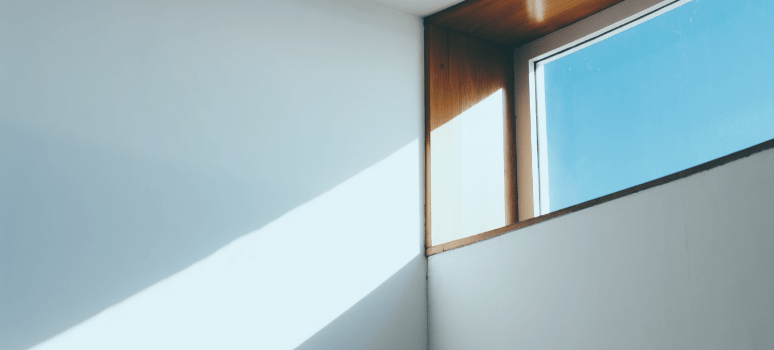 Sol entrando por una ventana