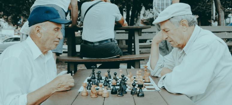 Personas jugando al ajedrez