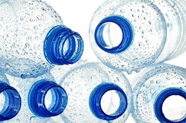 Medicina Biologica Biosalud botellas agua plastico antimonio 624x412 1